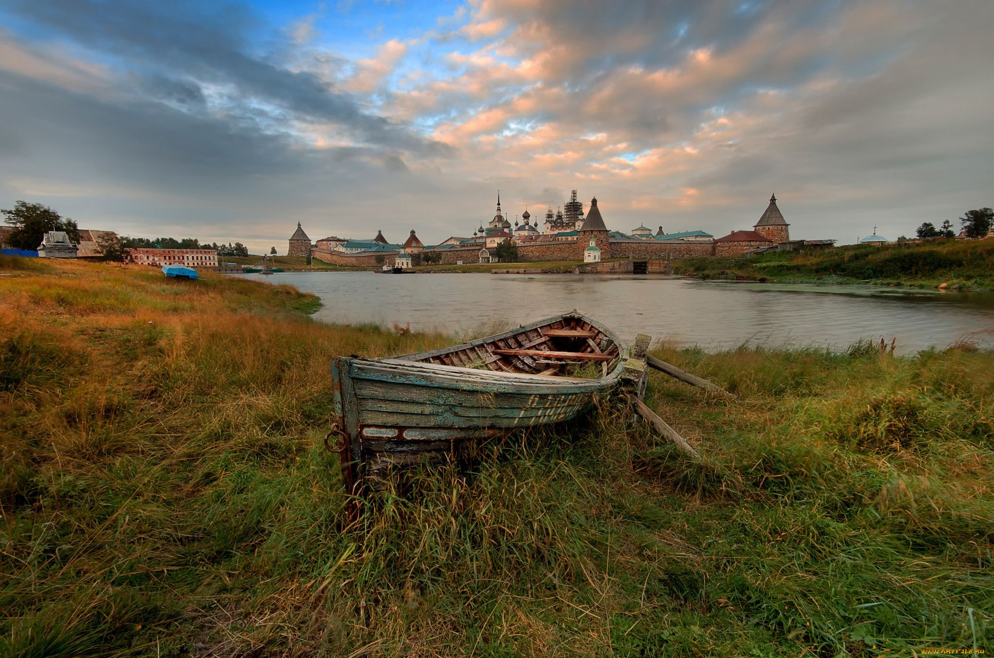 Русские путешествия. Соловецкий монастырь лодка. Соловецкий монастырь Русь. Соловки деревня. Соловецкий архипелаг лодка.